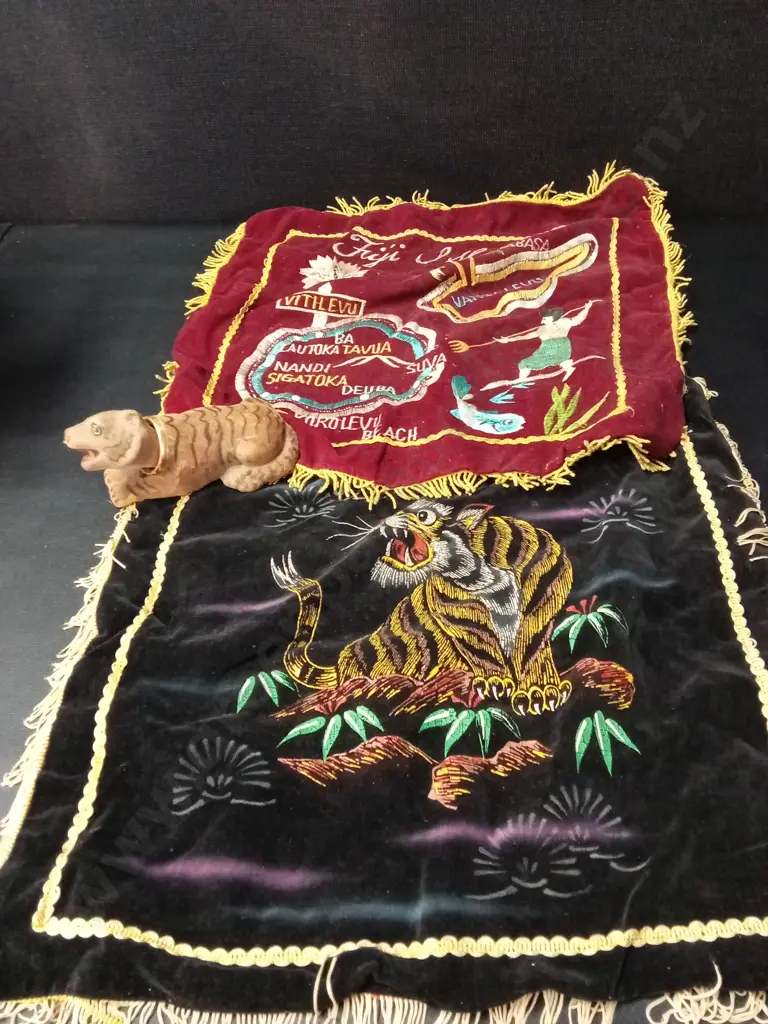 2 VELEVET CUSHION COVERS AND A WOBBLING TIGER Image 1++