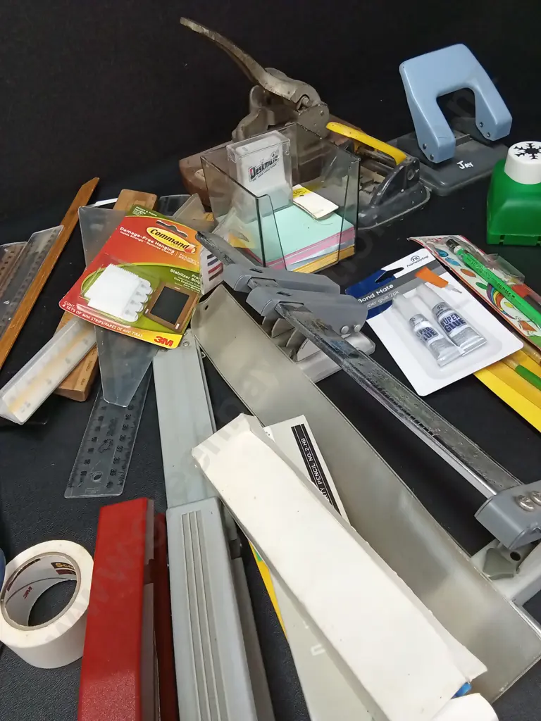 BOX OF VINTAGE STATIONARY Image 1++