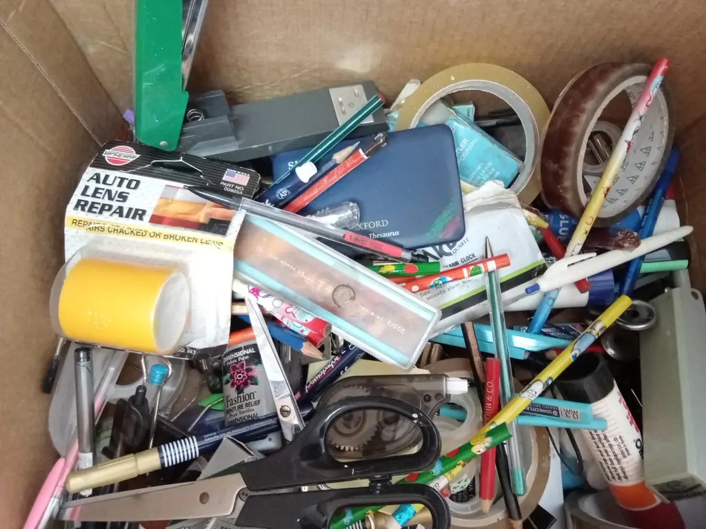 BOX OF VINTAGE STATIONARY Image 1++