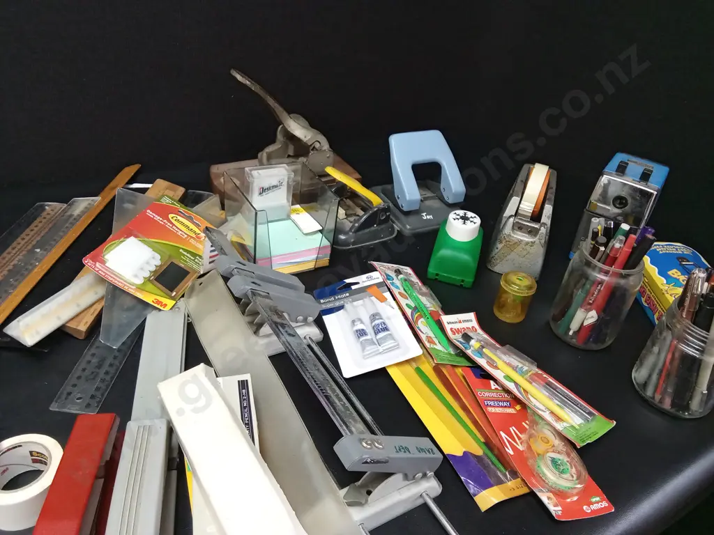 BOX OF VINTAGE STATIONARY Image 1++