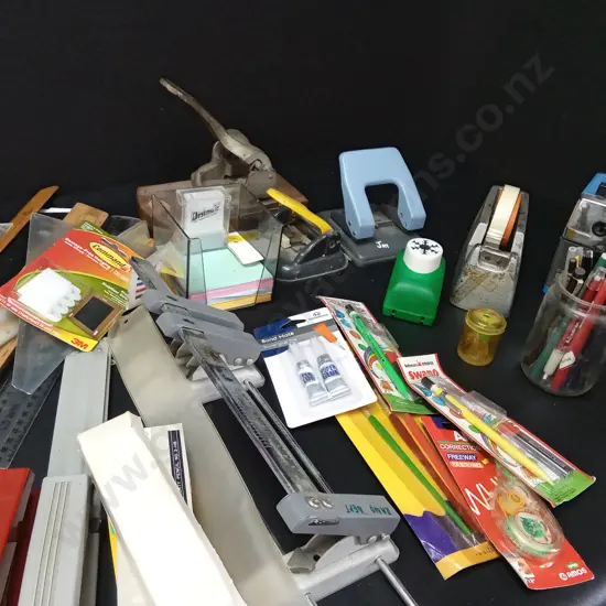BOX OF VINTAGE STATIONARY