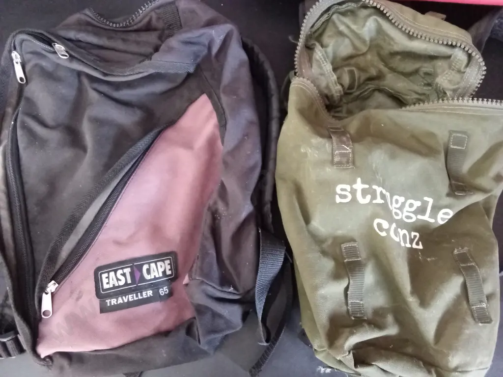 4 VINTAGE BAGS Image 1++