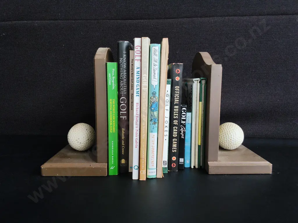 COLLECTION OF GOLF BOOKS AND PAIR OF BOOK ENDS Image 1++