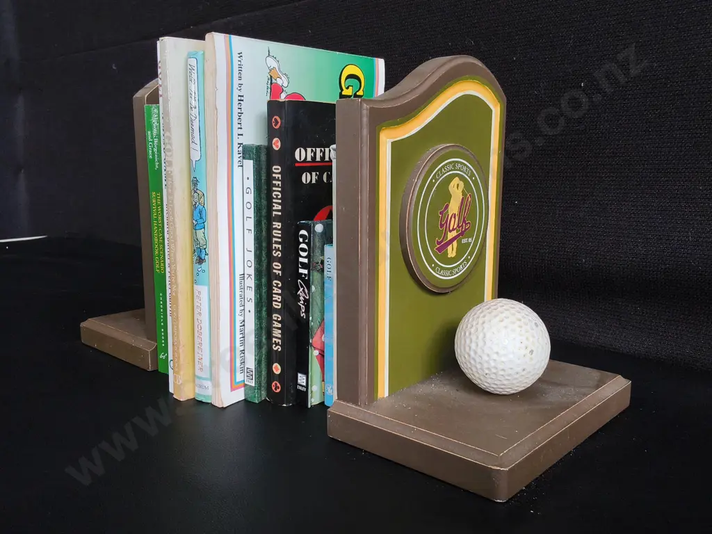 COLLECTION OF GOLF BOOKS AND PAIR OF BOOK ENDS Image 1++
