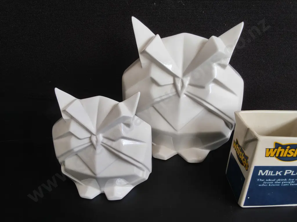 MIX OF DECOR, PAIR OF ORIGAMI STYLE OWL SCULPTURES, WHISKAS CERAMIC VASE, AND OXIDE DESIGN FISH COASTERS, TALLEST H 23 C Image 1++