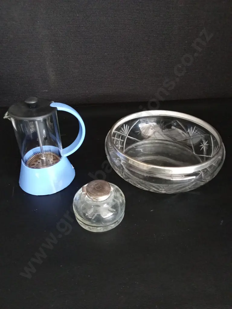 6 KITCHEN ITEMS INCLUDING 2 GLASS LARGEST DIA 21CM AND 3 VINTAGE ENAMEL ITEMS Image 1++