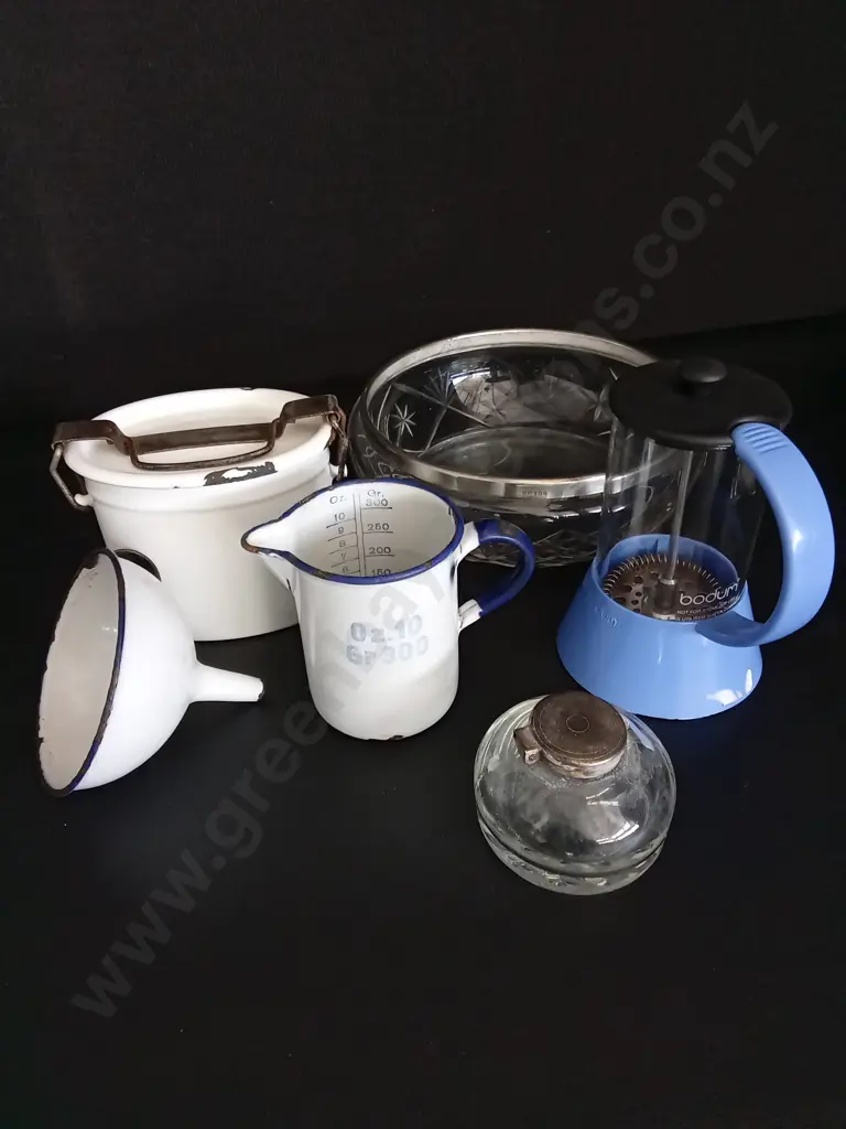 6 KITCHEN ITEMS INCLUDING 2 GLASS LARGEST DIA 21CM AND 3 VINTAGE ENAMEL ITEMS Image 1++