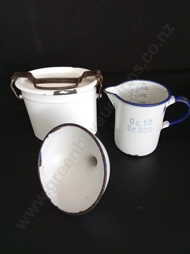 6 KITCHEN ITEMS INCLUDING 2 GLASS LARGEST DIA 21CM AND 3 VINTAGE ENAMEL ITEMS Image 1++