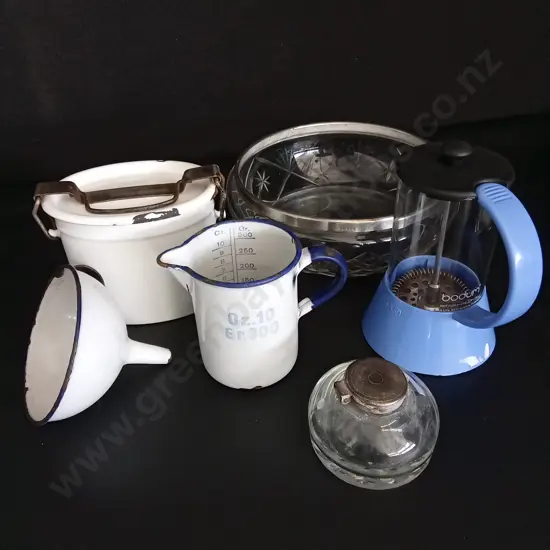6 KITCHEN ITEMS INCLUDING 2 GLASS LARGEST DIA 21CM AND 3 VINTAGE ENAMEL ITEMS