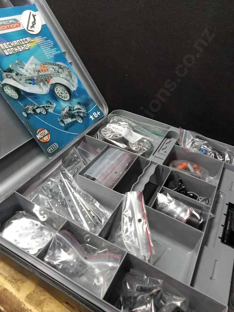 3 MECCANO SETS, MULTI MODELS 15-MODEL SET, ERECTOR SPECIAL EDITION TRAIN SET AND MECHANICAL WORKSHOP SET #0532 Image 1++