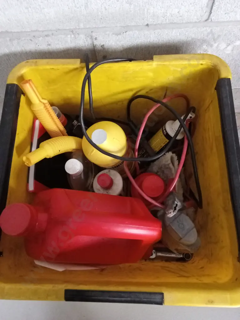 BOX OF AUTOMOTIVE FLUIDS AND CLEANING PRODUCTS Image 1++