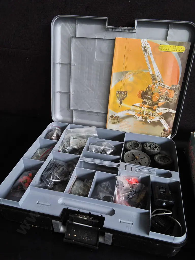 2 MECCANO CONSTRUCTION SETS, SPECIAL EDITION LANDMARKS OF THE WORLD SET, AND SPECIAL EDITION MOTORIZED CRANE SET Image 1++