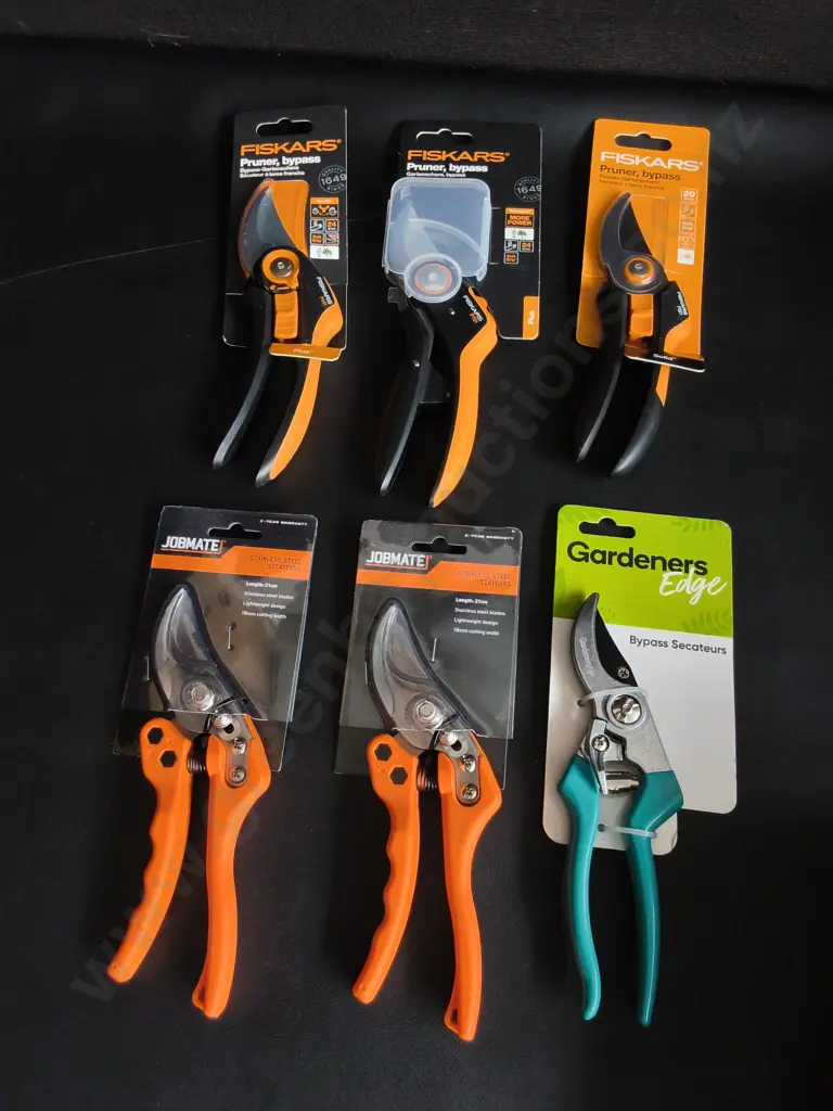 BRAND NEW GARDENING SECATEURS, 6 PIECES Image 1++