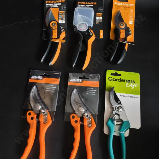 BRAND NEW GARDENING SECATEURS, 6 PIECES