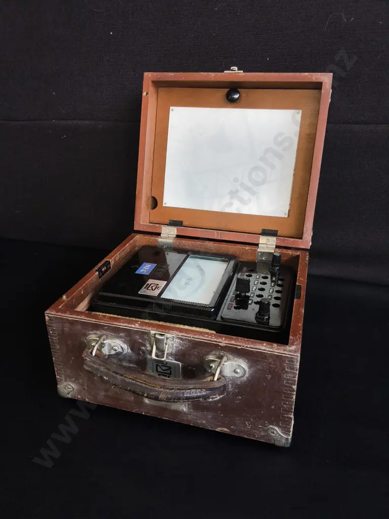VINTAGE ANALOG TEST METER IN ORIGINAL WOODEN CASE Image 1++