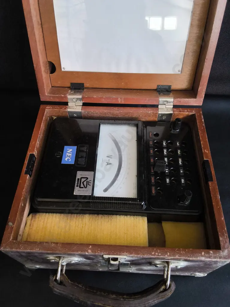 VINTAGE ANALOG TEST METER IN ORIGINAL WOODEN CASE Image 1++