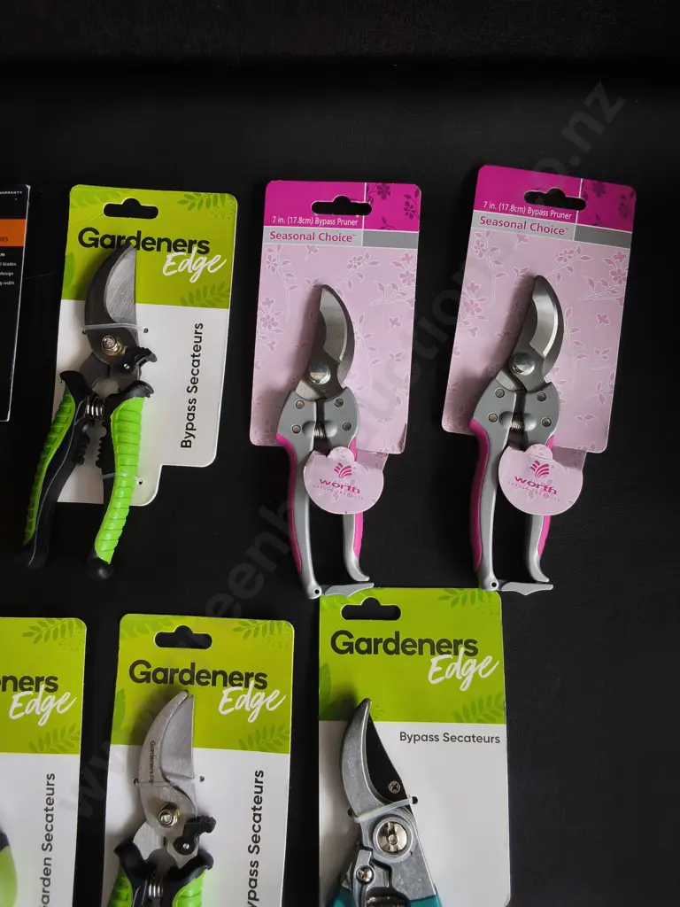 BRAND NEW GARDENING SECATEURS, 7 PIECES Image 1++