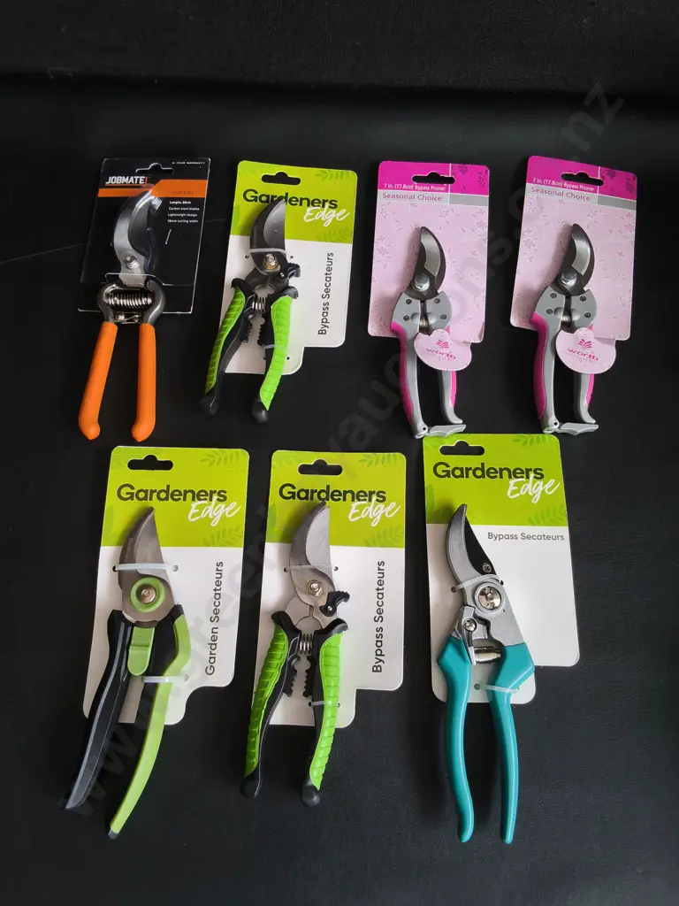 BRAND NEW GARDENING SECATEURS, 7 PIECES Image 1++