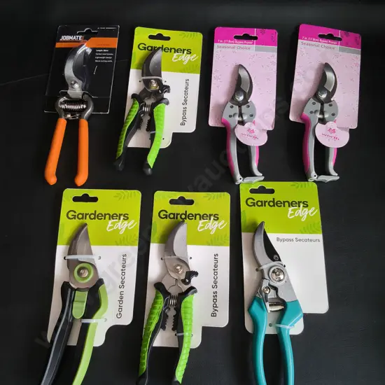 BRAND NEW GARDENING SECATEURS, 7 PIECES