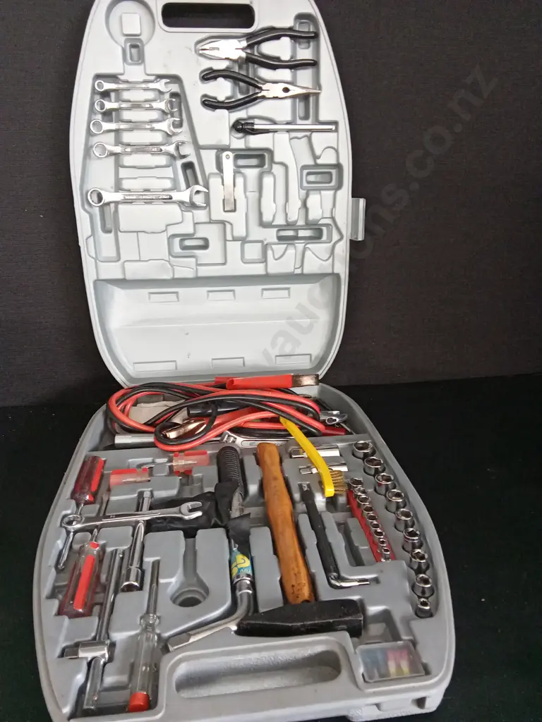 MULTI-PIECE HAVE TOOL AND MAINTENANCE SET Image 1++