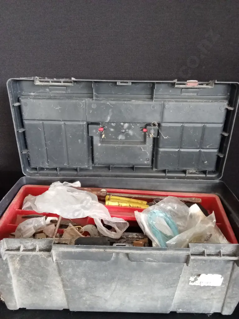 VINTAGE TOOLBOX WITH CONTENTS Image 1++