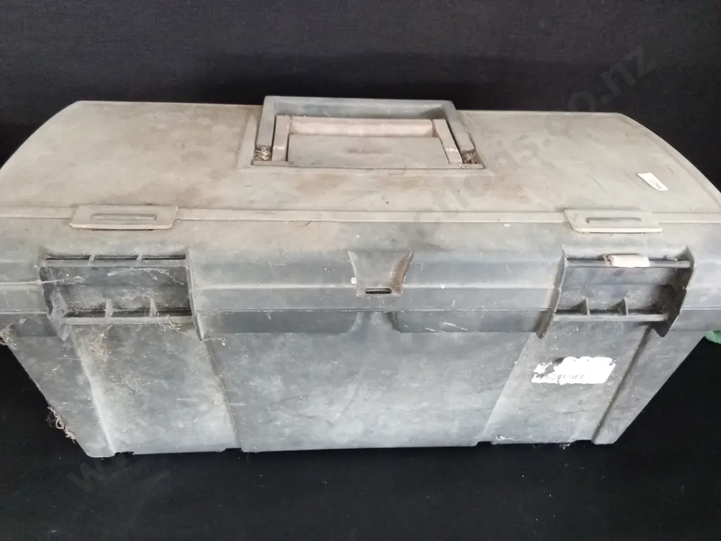 VINTAGE TOOLBOX WITH CONTENTS Image 1++