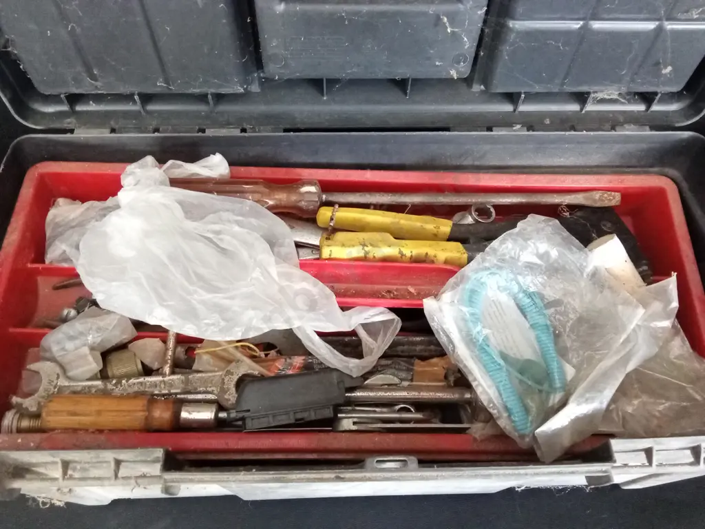 VINTAGE TOOLBOX WITH CONTENTS Image 1++