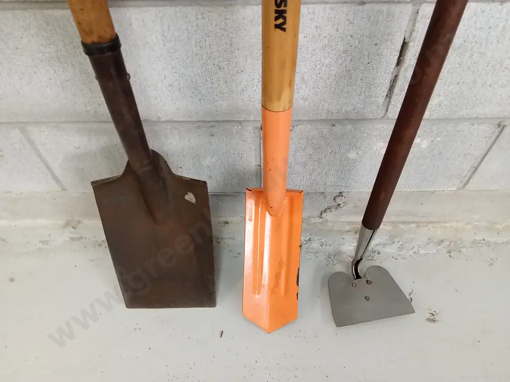 COLLECTION OF 3 GRADEN TOOLS, HEIGHT 154CM Image 1++
