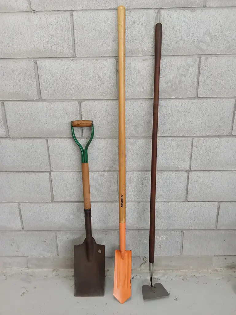 COLLECTION OF 3 GRADEN TOOLS, HEIGHT 154CM Image 1++