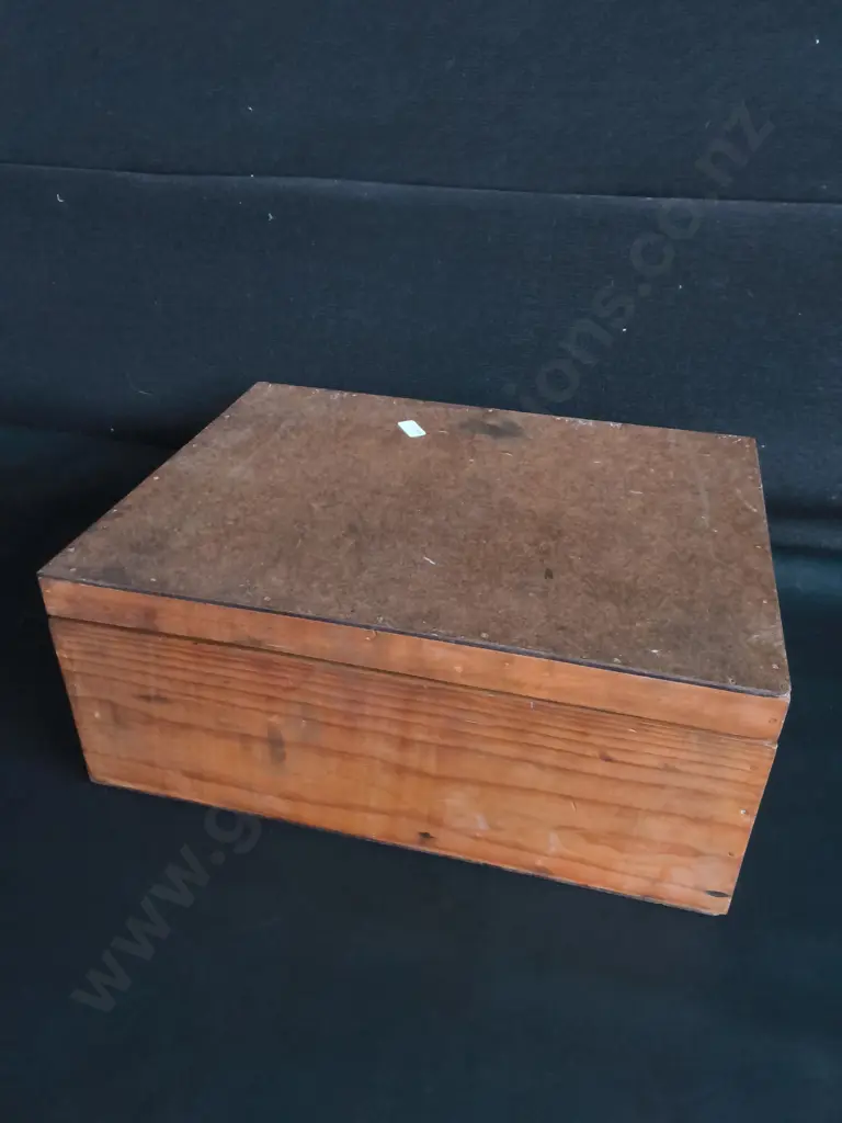 COLLECTION OF TRADITIONAL WOOD CARVING TOOLS IN WOODEN BOX Image 1++