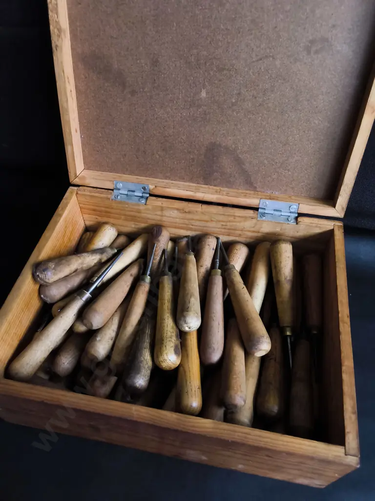 COLLECTION OF TRADITIONAL WOOD CARVING TOOLS IN WOODEN BOX Image 1++