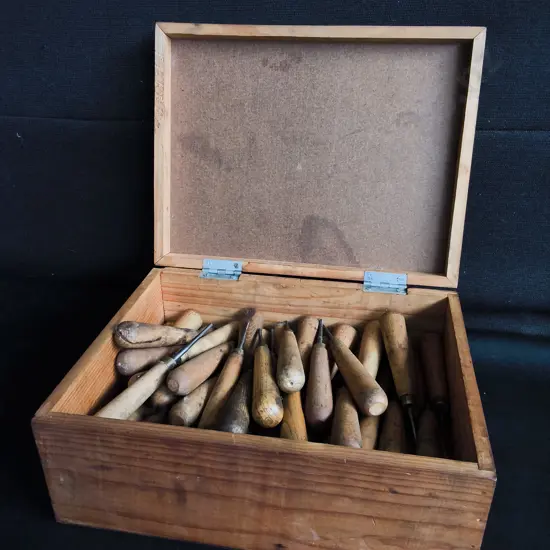 COLLECTION OF TRADITIONAL WOOD CARVING TOOLS IN WOODEN BOX