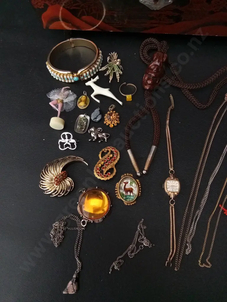 JEWLERY BOX L28CM AND CONTENTS Image 1++