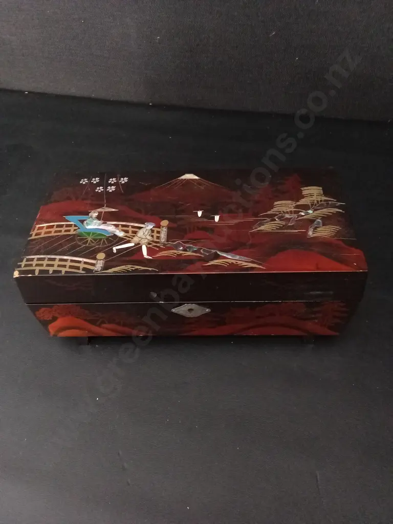 JEWLERY BOX L28CM AND CONTENTS Image 1++
