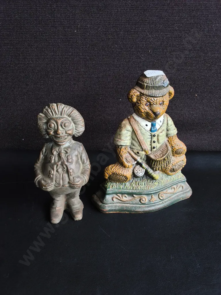 VINTAGE CAST IRON GOLFER BEAR DOORSTOP AND HOLLOW BACK CLOWN FIGURINE, TALLEST H 20 CM Image 1++