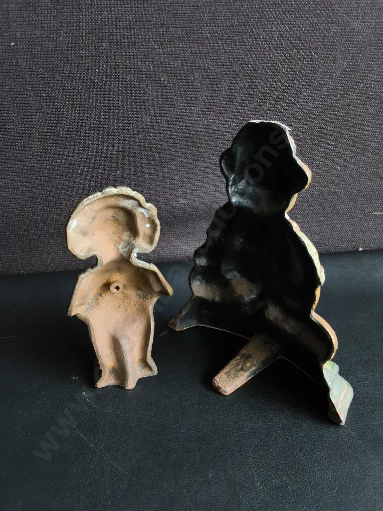 VINTAGE CAST IRON GOLFER BEAR DOORSTOP AND HOLLOW BACK CLOWN FIGURINE, TALLEST H 20 CM Image 1++