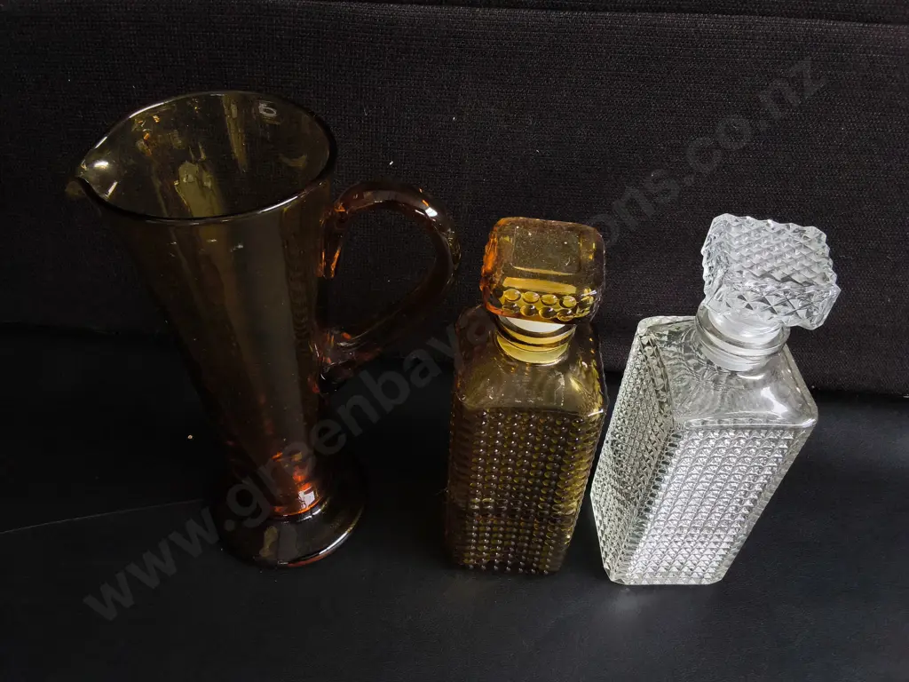 AMBER GLASS PITCHER AND PAIR OF GLASS DECANTERS, TALLEST H 28 CM Image 1++