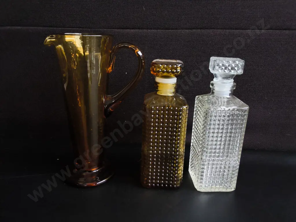 AMBER GLASS PITCHER AND PAIR OF GLASS DECANTERS, TALLEST H 28 CM Image 1++