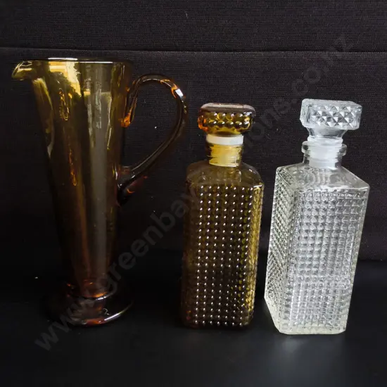 AMBER GLASS PITCHER AND PAIR OF GLASS DECANTERS, TALLEST H 28 CM