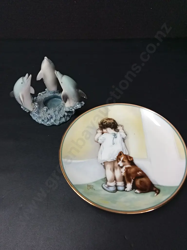 VINTAGE IN DISGRACE COLLECTOR PLATE BY BESSIE PEASE GUTMANN DIA 21.5CM AND DOLPHIN TEALIGHT CANDLE HOLDER H10CM Image 1++