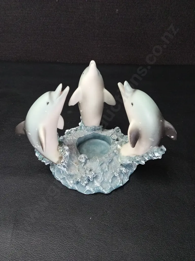 VINTAGE IN DISGRACE COLLECTOR PLATE BY BESSIE PEASE GUTMANN DIA 21.5CM AND DOLPHIN TEALIGHT CANDLE HOLDER H10CM Image 1++