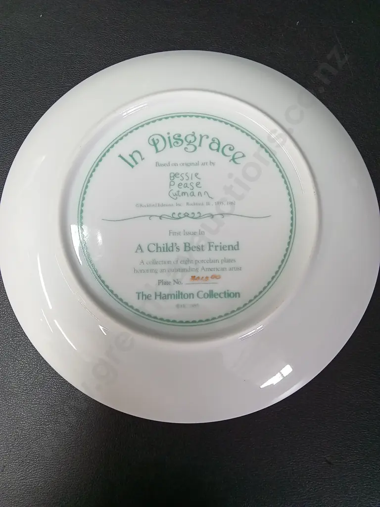 VINTAGE IN DISGRACE COLLECTOR PLATE BY BESSIE PEASE GUTMANN DIA 21.5CM AND DOLPHIN TEALIGHT CANDLE HOLDER H10CM Image 1++