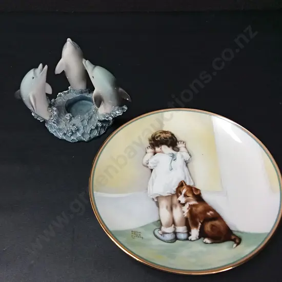VINTAGE IN DISGRACE COLLECTOR PLATE BY BESSIE PEASE GUTMANN DIA 21.5CM AND DOLPHIN TEALIGHT CANDLE HOLDER H10CM