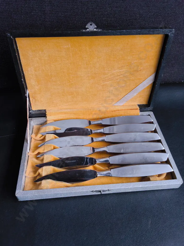 VINTAGE BOXED SET OF STAINLESS STEEL KNIVES, 6 PIECES Image 1++
