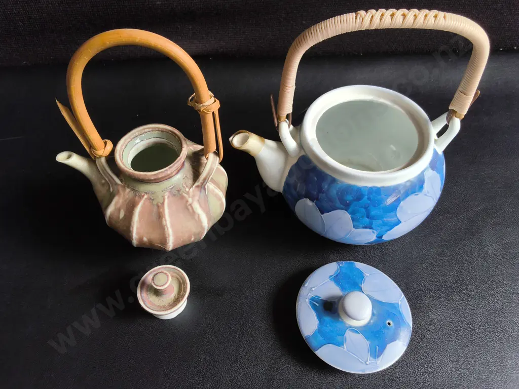 PAIR OF TRADITIONAL JAPANESE CERAMIC TEAPOTS, TALLEST H INCLUDING HANDLE 19.5 CM Image 1++