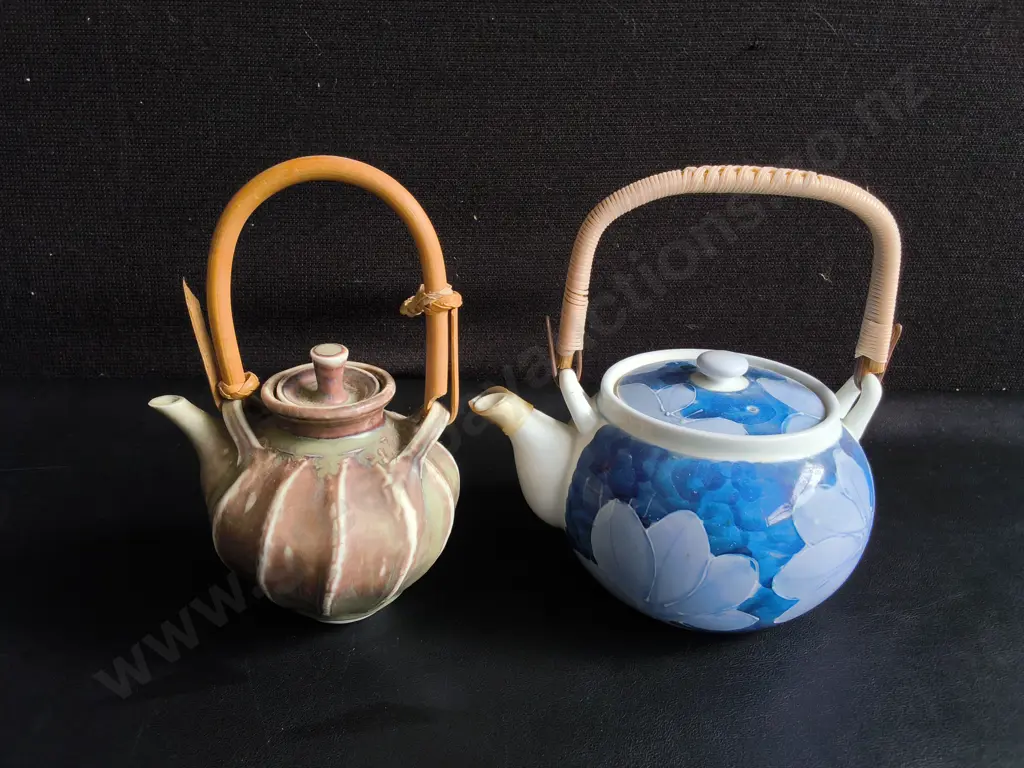 PAIR OF TRADITIONAL JAPANESE CERAMIC TEAPOTS, TALLEST H INCLUDING HANDLE 19.5 CM Image 1++