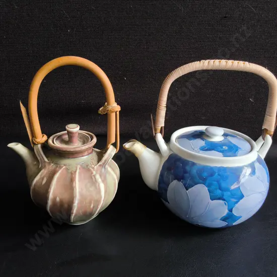 PAIR OF TRADITIONAL JAPANESE CERAMIC TEAPOTS, TALLEST H INCLUDING HANDLE 19.5 CM