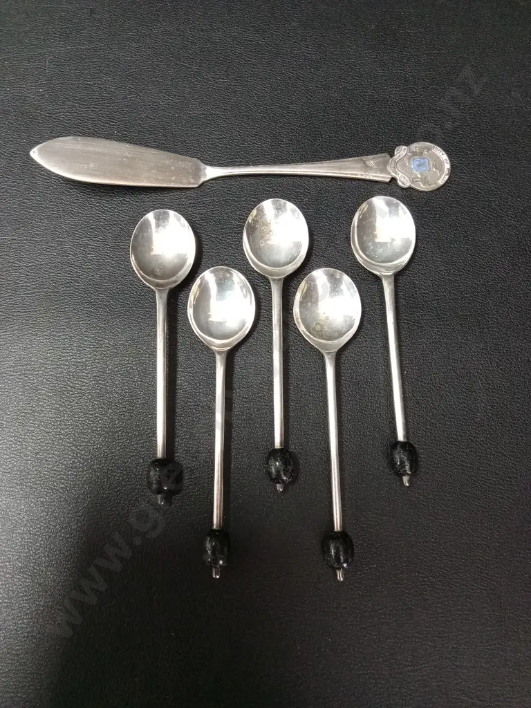5 VINTAGE COFFEE TEASPOONS AND A BUTTER KNIFE Image 1++