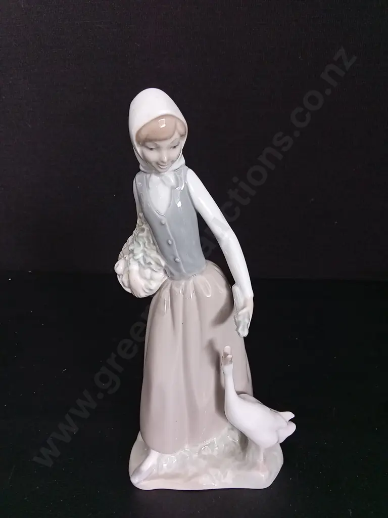 VINTAGE PORCELAIN FIGURINE MADE IN SPAIN BY NAO H23.5CM Image 1++