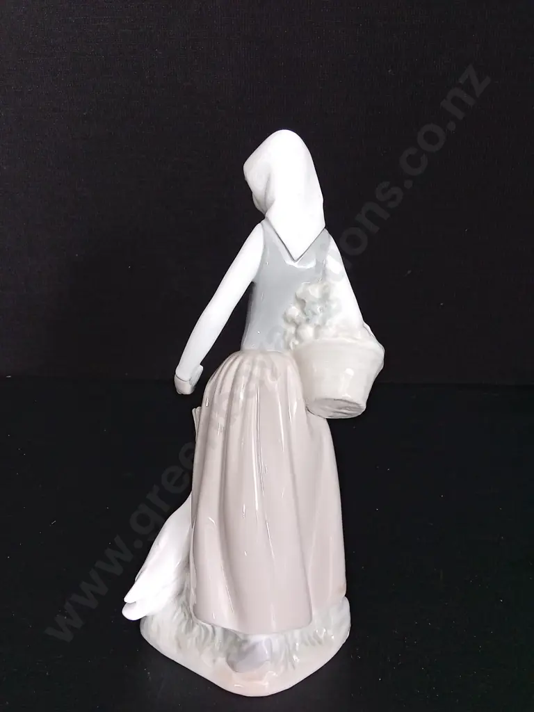 VINTAGE PORCELAIN FIGURINE MADE IN SPAIN BY NAO H23.5CM Image 1++